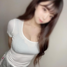 白嫩軟綿乳球 蜜穴超級敏感  羞澀的她等你來開發喔